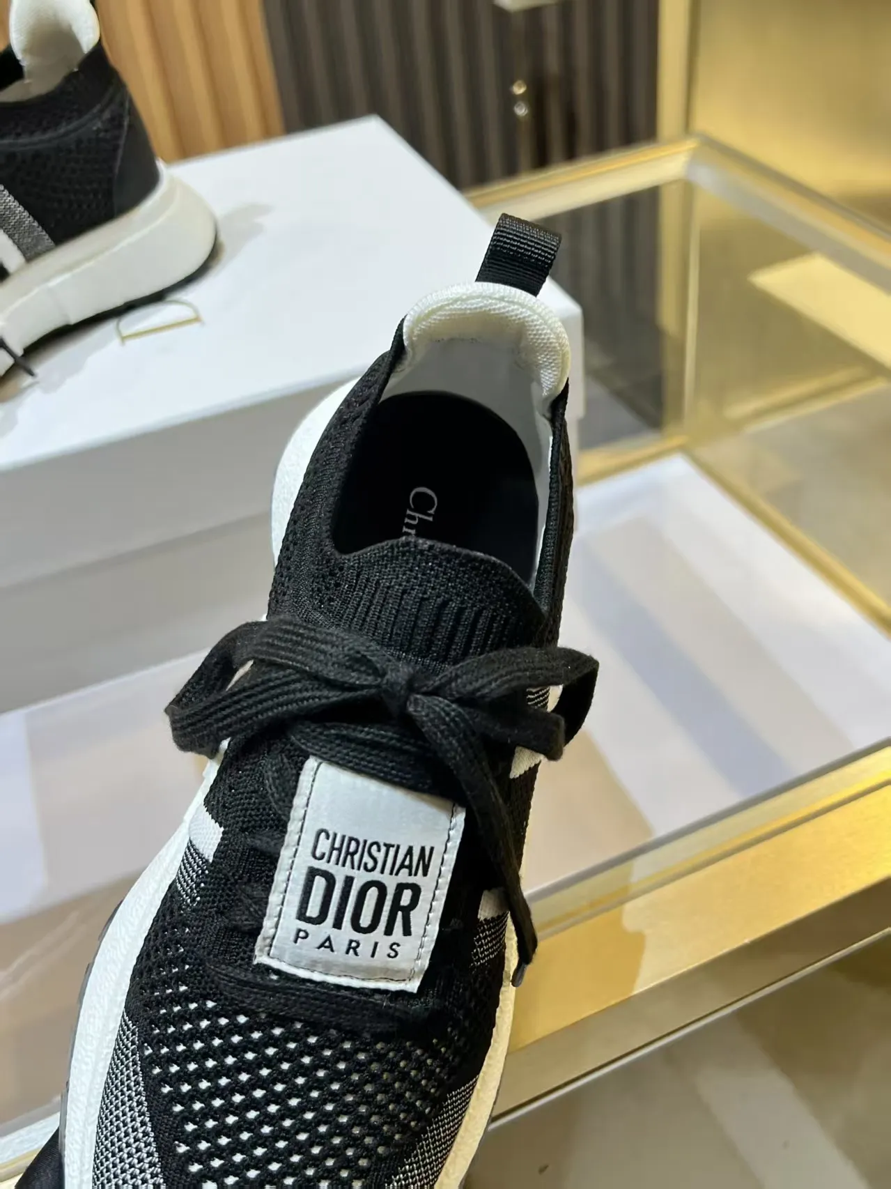 👟👟Ex-factory price 460👟👟 DIOR CHRONO Dior's new high-version, casual, business, all-in-one sports shoes. Simple and super versatile. The upper is equipped with a Logo cloth label. The upper is perfect and luxurious, and can be matched with any spring, summer, autumn and winter clothing. The upper foot is even more comfortable! The original material is disassembled and reproduced perfectly. The fly-woven upper is breathable and comfortable. The original super lightweight TPU absorbent film anti-slip outsole. Unique. Full of details. Fine workmanship. Worth owning. Equipped with original packaging at the counter. 3 colors available SIZE: 35--40 (41 can be customized)